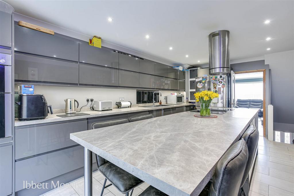 6 Kitchen.jpg