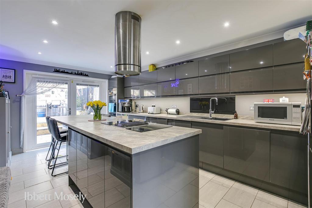 5 Kitchen.jpg
