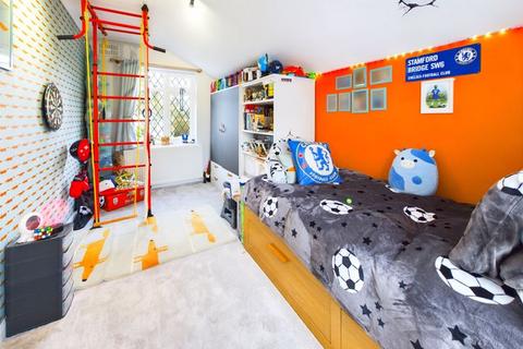 32 Hillcrest Road, Whyteleafe, CR3 0DJ
