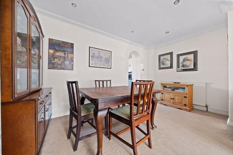 28 Arlington Drive, Carshalton, SM5 2EX