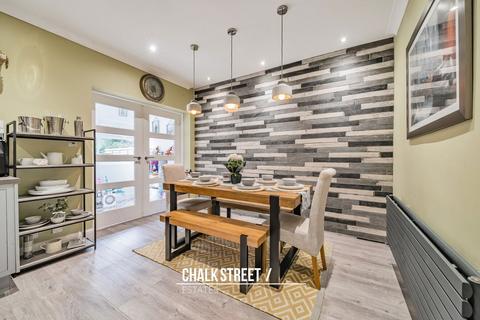 5 Warrington Gardens, Hornchurch, RM11 2AG