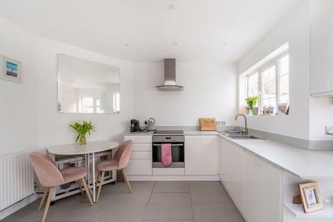 132a Colne Road, Twickenham, TW2 6QS
