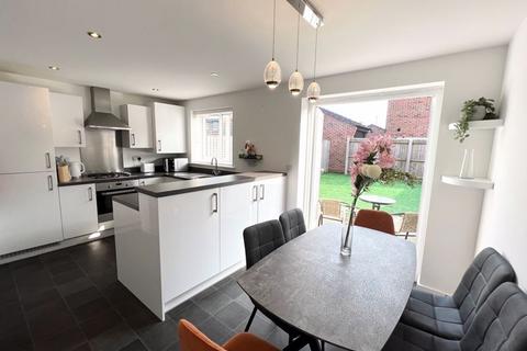 3 bedroom property to rent, Wheatsheaf Close, Manchester