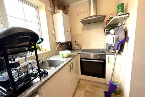 2 bedroom terraced house to rent, Kelling Close, Luton