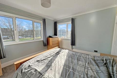 6 Crewes Close, Warlingham, CR6 9NX