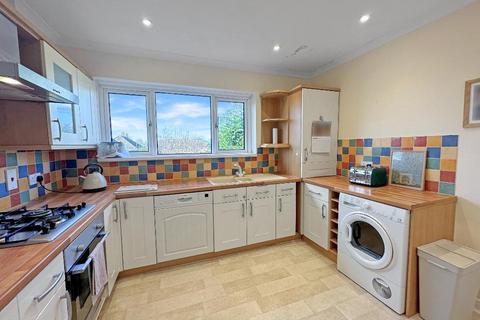 6 Crewes Close, Warlingham, CR6 9NX
