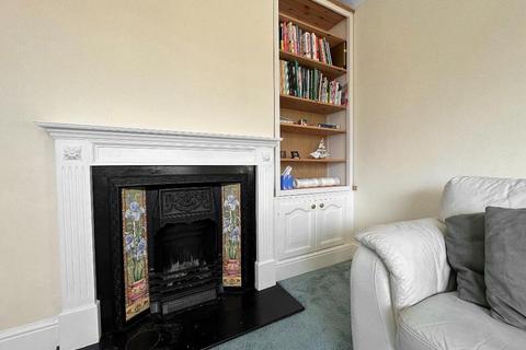 6 Crewes Close, Warlingham, CR6 9NX