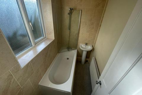 2 bedroom semi-detached house to rent, Montrose Crescent, Gateshead