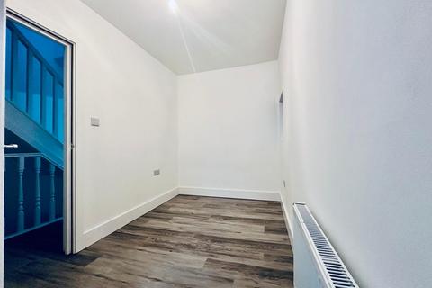 3 bedroom flat to rent, Sherwood Road, Harrow