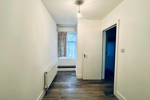 3 bedroom flat to rent, Sherwood Road, Harrow