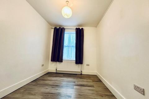 3 bedroom flat to rent, Sherwood Road, Harrow