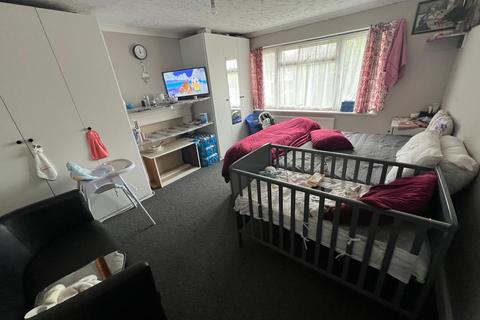 2 bedroom maisonette to rent, Sutton Hall Road, Hounslow