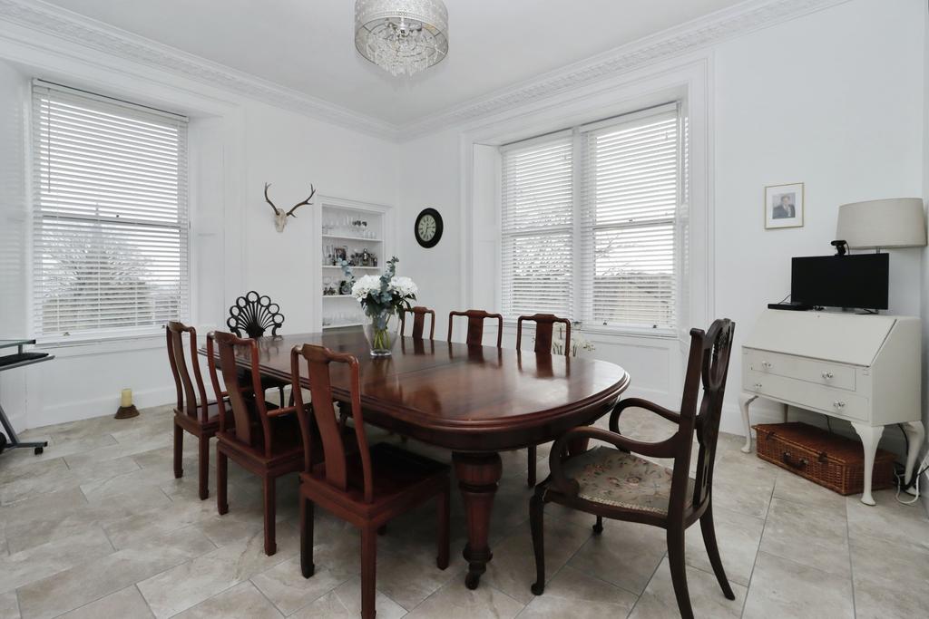 Dining Room / Bed 3