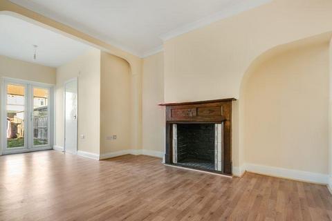 4 bedroom house to rent, Eccleston Crescent, Romford