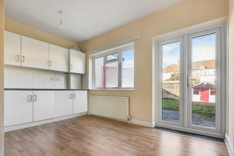 4 bedroom house to rent, Eccleston Crescent, Romford