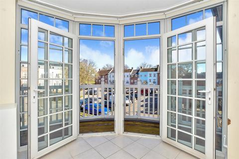 2 bedroom apartment for sale, Richmond House, Chichester PO19