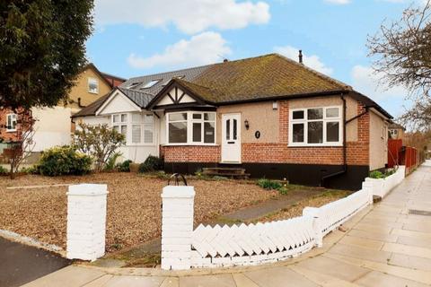 3 bedroom bungalow to rent, Gerrard Gardens, Pinner, HA5