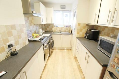 2 bedroom maisonette for sale, High Road, West Byfleet KT14