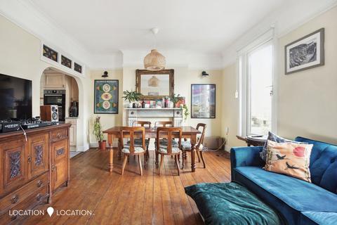 2 bedroom flat to rent, Cazenove Road, London, N16