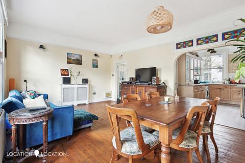 2 bedroom flat to rent, Cazenove Road, London, N16