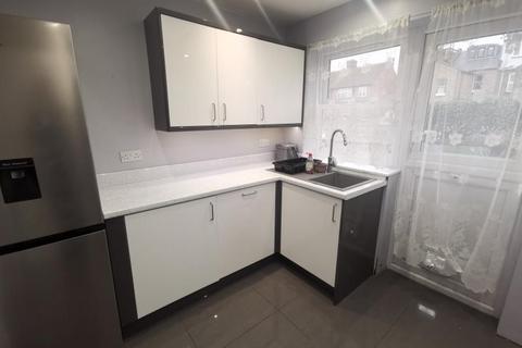 3 bedroom flat to rent, Glenville Avenue, Enfield, EN2