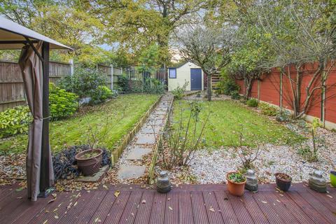 2 bedroom end of terrace house for sale, Hawthorn Avenue, Brentwood