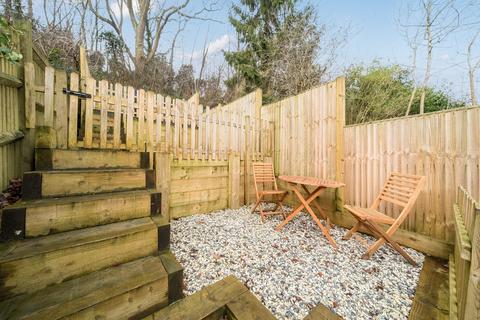 27 Latimer Road, Godalming, GU7 1BW