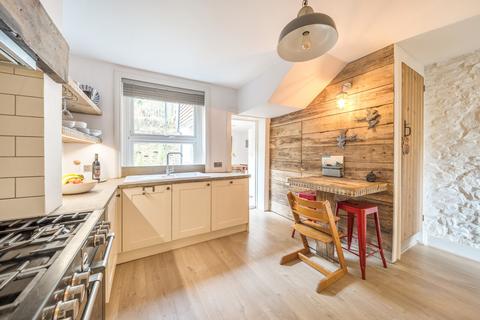 27 Latimer Road, Godalming, GU7 1BW