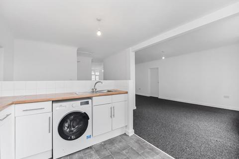 3 bedroom flat to rent, Fairfield Avenue Staines Upon Thames Surrey