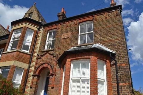 3 bedroom flat to rent, Cowper Road, Harpenden