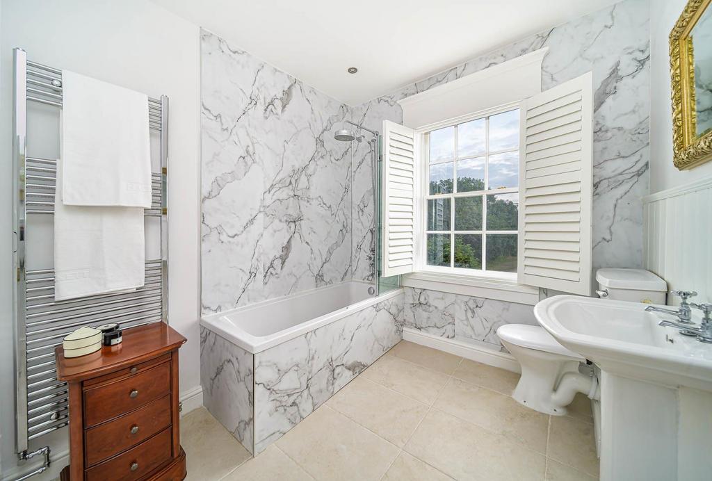 Family bathroom 35.jpg