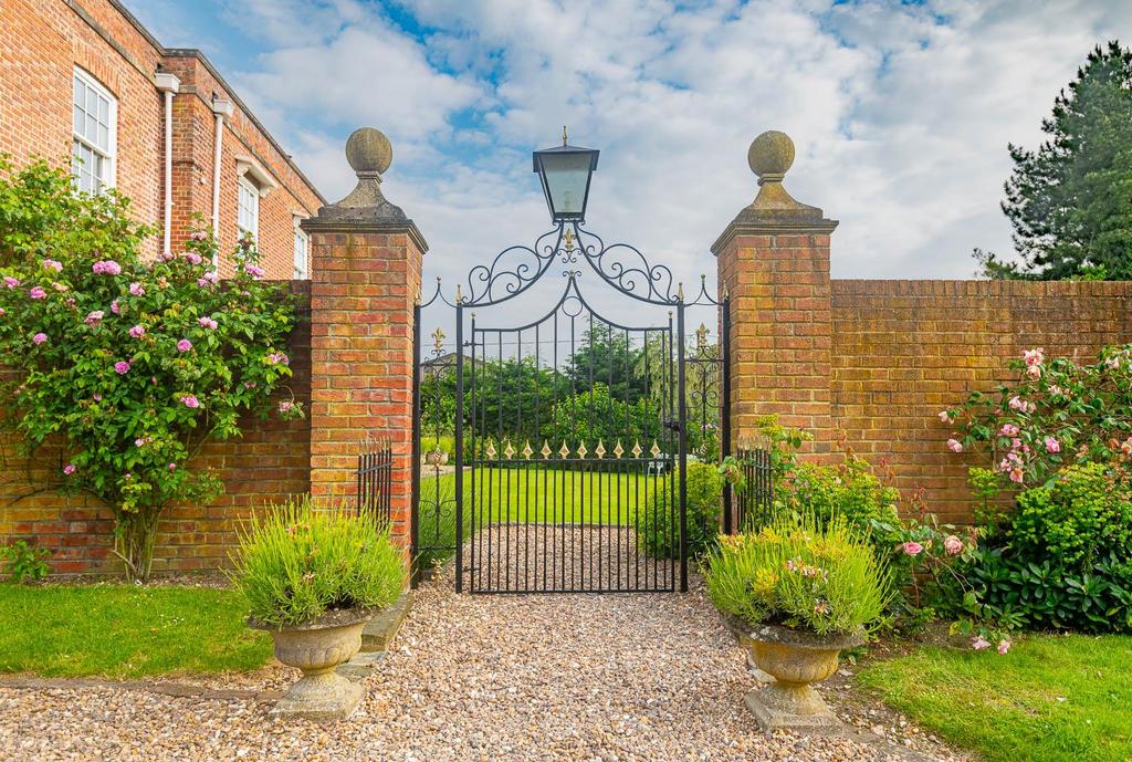 Gated side entrance 11.jpg