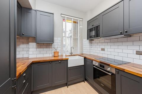 1 bedroom flat to rent, Sisters Avenue, London SW11