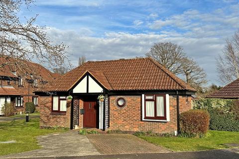 1 bedroom detached bungalow for sale, Oaklands Drive, Redhill