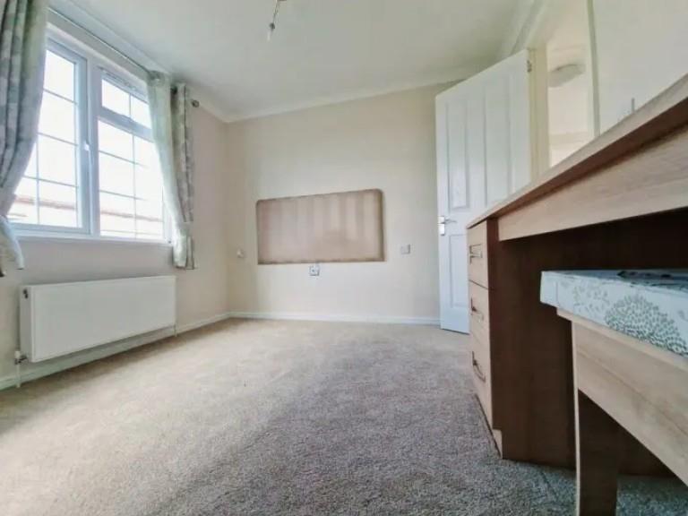 Bedroom b.jpg