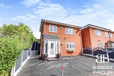 3 bedroom detached house to rent, Brocket Way, Chigwell