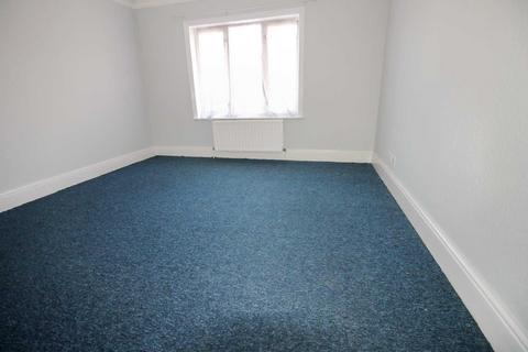 2 bedroom flat to rent, Compton Avenue, Luton LU4