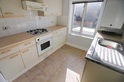 2 bedroom flat to rent, Compton Avenue, Luton LU4