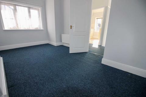 2 bedroom flat to rent, Compton Avenue, Luton LU4