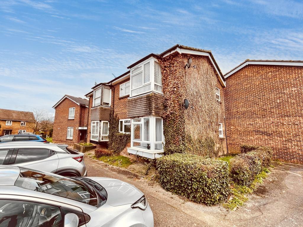 Appletree Way, Wickford 1 bed ground floor flat - £750 pcm (£173 pw)