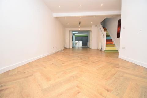 3 bedroom end of terrace house to rent, Miriam Road London SE18