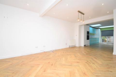 3 bedroom end of terrace house to rent, Miriam Road London SE18