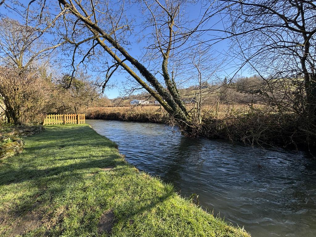 Bordering river clettwr