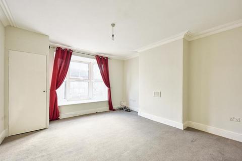 2 bedroom flat to rent, Station Road, Carlton