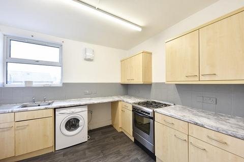 2 bedroom flat to rent, Station Road, Carlton