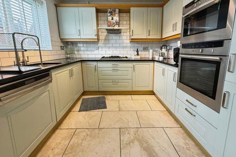 18 Grecian Way, Exeter, EX2 5PF