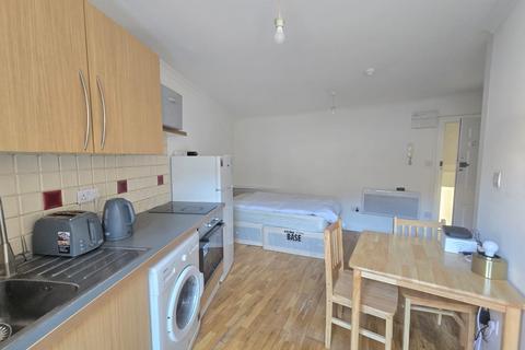 Studio to rent, Stoke Newington Road, London N16