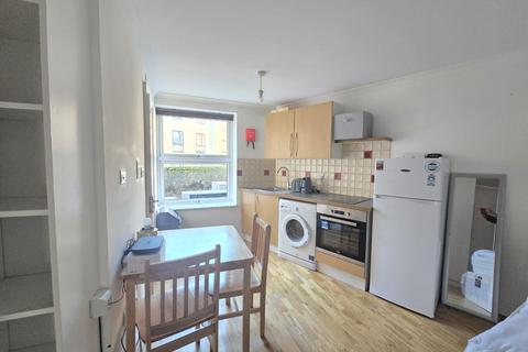 Studio to rent, Stoke Newington Road, London N16