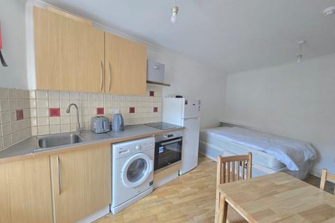 Studio to rent, Stoke Newington Road, London N16