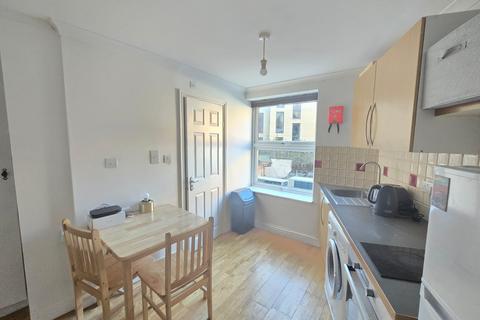 Studio to rent, Stoke Newington Road, London N16